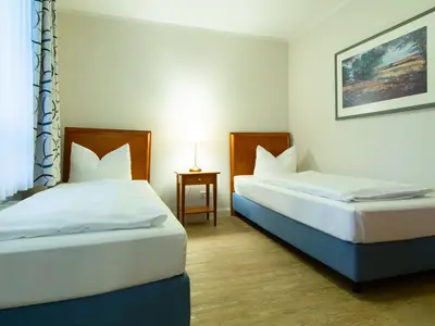 Schlafzimmer mit zwei Einzelbetten