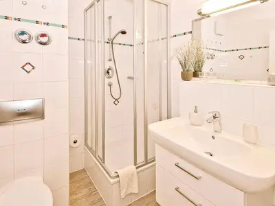 Badezimmer mit Dusche