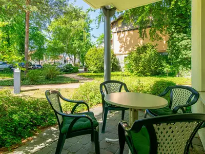 Terrasse mit Gartenmöbel