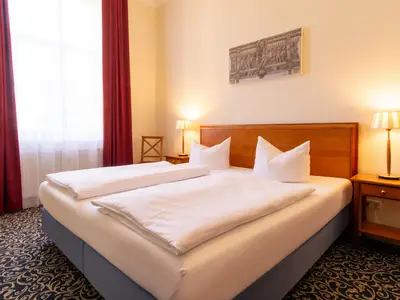 Schlafzimmer mit Doppelbett