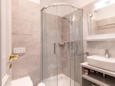 Badezimmer mit Dusche