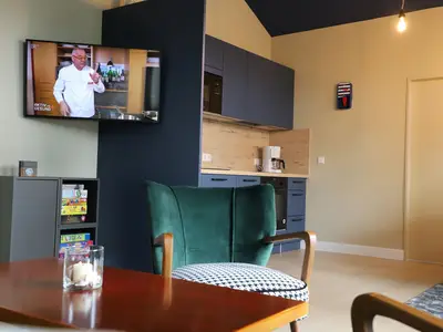 Wohn-Essbereich mit Flatscreen-TV