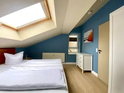 Schlafzimmer mit Doppelbett