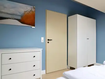 Schlafzimmer mit Doppelbett und Kleiderschrank