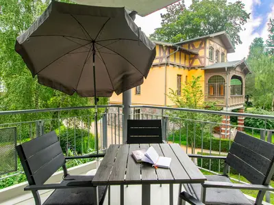 Balkon mit Gartenmöbeln