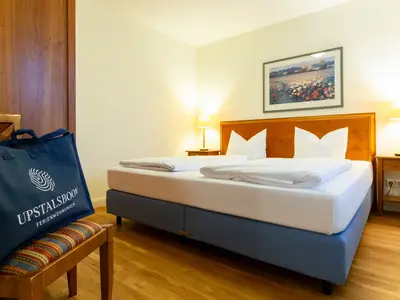 Schlafzimmer mit Doppelbett