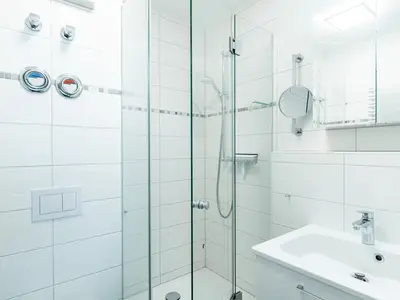 Badezimmer mit Dusche