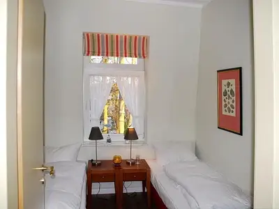 Schlafzimmer mit zwei Einzelbetten