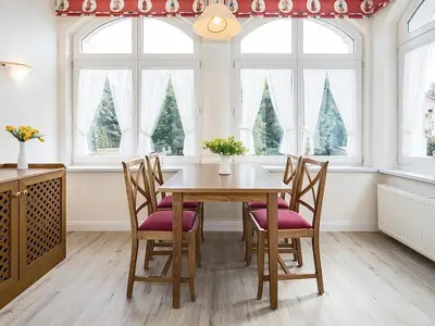 Wohn-Essbereich mit Esstisch und Sitzgelegenheit