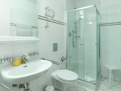 Badezimmer mit Dusche