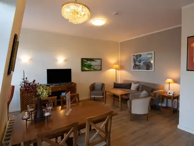 Wohn-Essbereich mit Couch und Esstisch