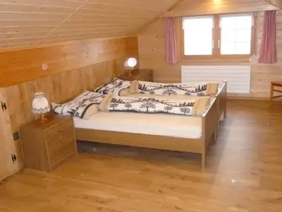 Schlafzimmer Ost mit Kinderbett