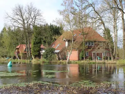 Außenansicht mit See
