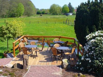 Terrasse mit Blick über Weesener Bach und Wiesen