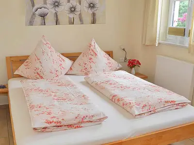 Schlafzimmer mit Kinderbett