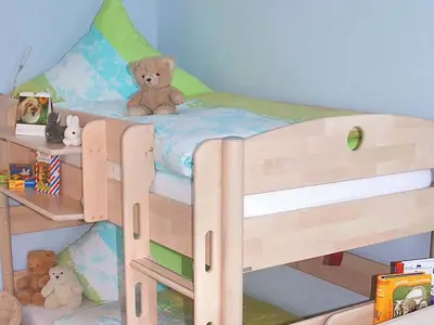 Kinderzimmer mit Stockbett & Kinderbett