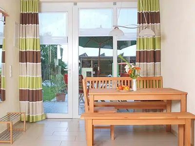 Essbereich mit Blick auf die Terrasse