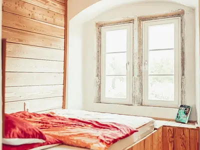 Bett mit Blick in den Schlosshof