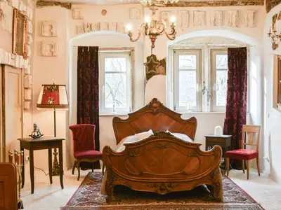 Herrschaftliches Bett in historischer Schlossatmosphäre
