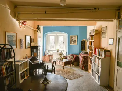 Flur mit reicher Büchersammlung