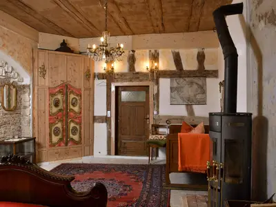 Historisches Ambiente und Ofen im Schlafzimmer