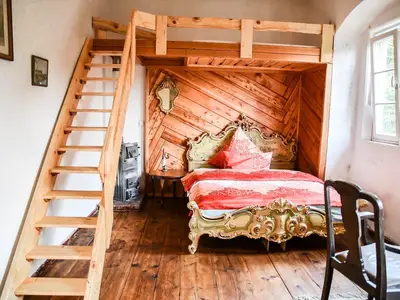Schlafzimmer mit herrschaftlichem Bett
