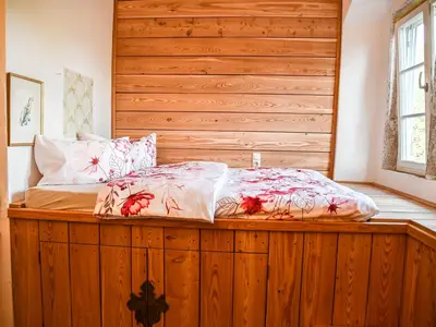 Bett samt liebreizenden Versteck für Kinder darunter