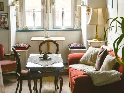 Schlafzimmer mit gemütlicher Sitzecke