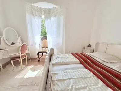 Geräumiges Schlafzimmer mit Blick Richtung Schlossgarten