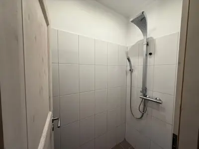 Badezimmer mit moderner Dusche