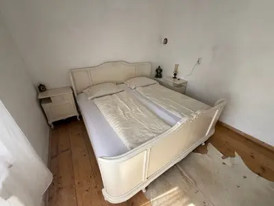 Blick auf das Doppelbett