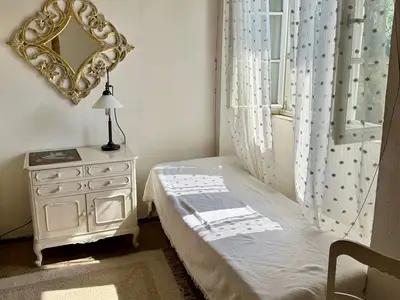 Kleines Couch und Bettelement im Aufenthaltsraum