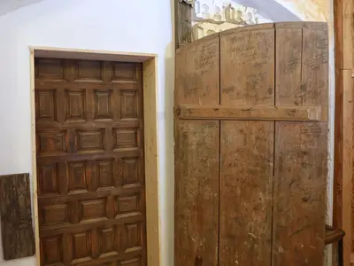 Historische Türen u.a. mit 200-jährigen Notizen