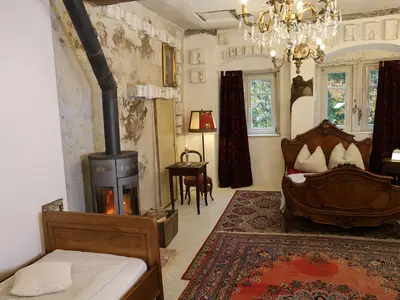 Schlafzimmer 1 mit Ofen und zwei Betten