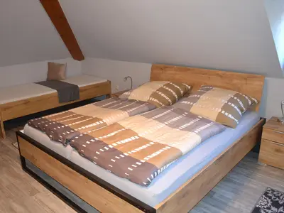 Schlafbereich. Doppelbett + 2 Einzelbetten