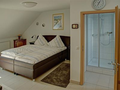 Geräumiges Gästezimmer mit Bad