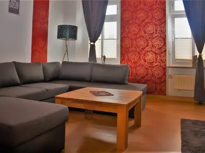 Wohnzimmer mit ausziehbarer Schlafcouch FeWo