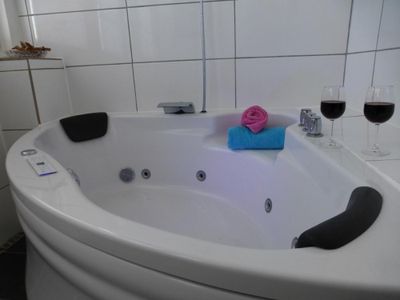 Badezimmer Whirlpoolwanne mit Regendusche