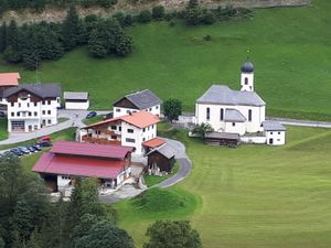 Unser Haus und Hof aus der Vogelperspektive