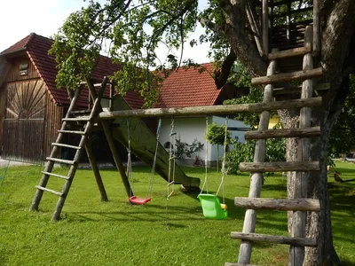 Spielplatz mit Baumhaus.