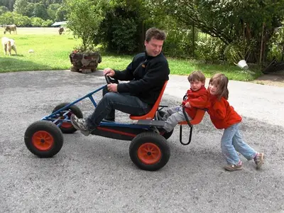 Gokartfahren im autofreien Innenhof