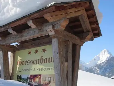 Hausschild im Winter