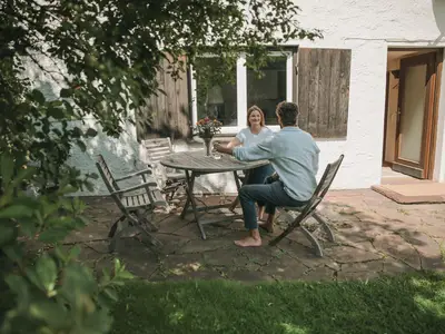 gemütliche Sitzecke im Grünen auf deiner Terrasse
