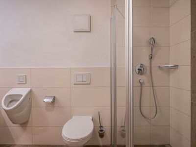 FW Bergblick, modernes Badeszimmer mit Pissoir