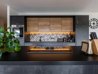 Große Küche mit allem was man braucht (Toaster, Kaffeemaschine, Wasserkocher, ..