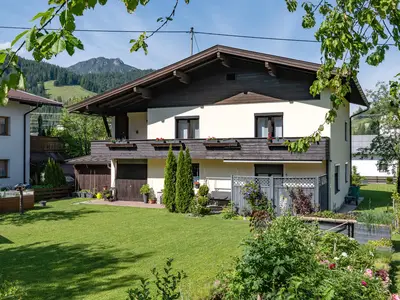 Hinteransicht mit Garten und Berglick