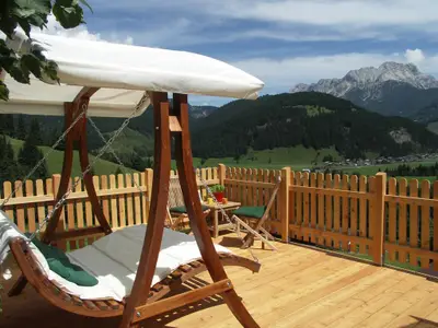 Aussichtsterrasse mit Schaukelliege