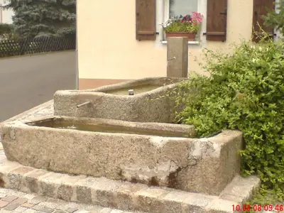 Brunnen vor dem Haus