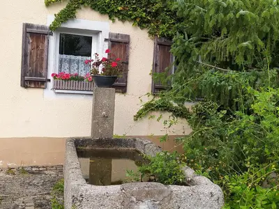 Brunnen vor dem Haus