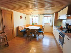 22140315-Ferienwohnung-4-Höttingen-300x225-4